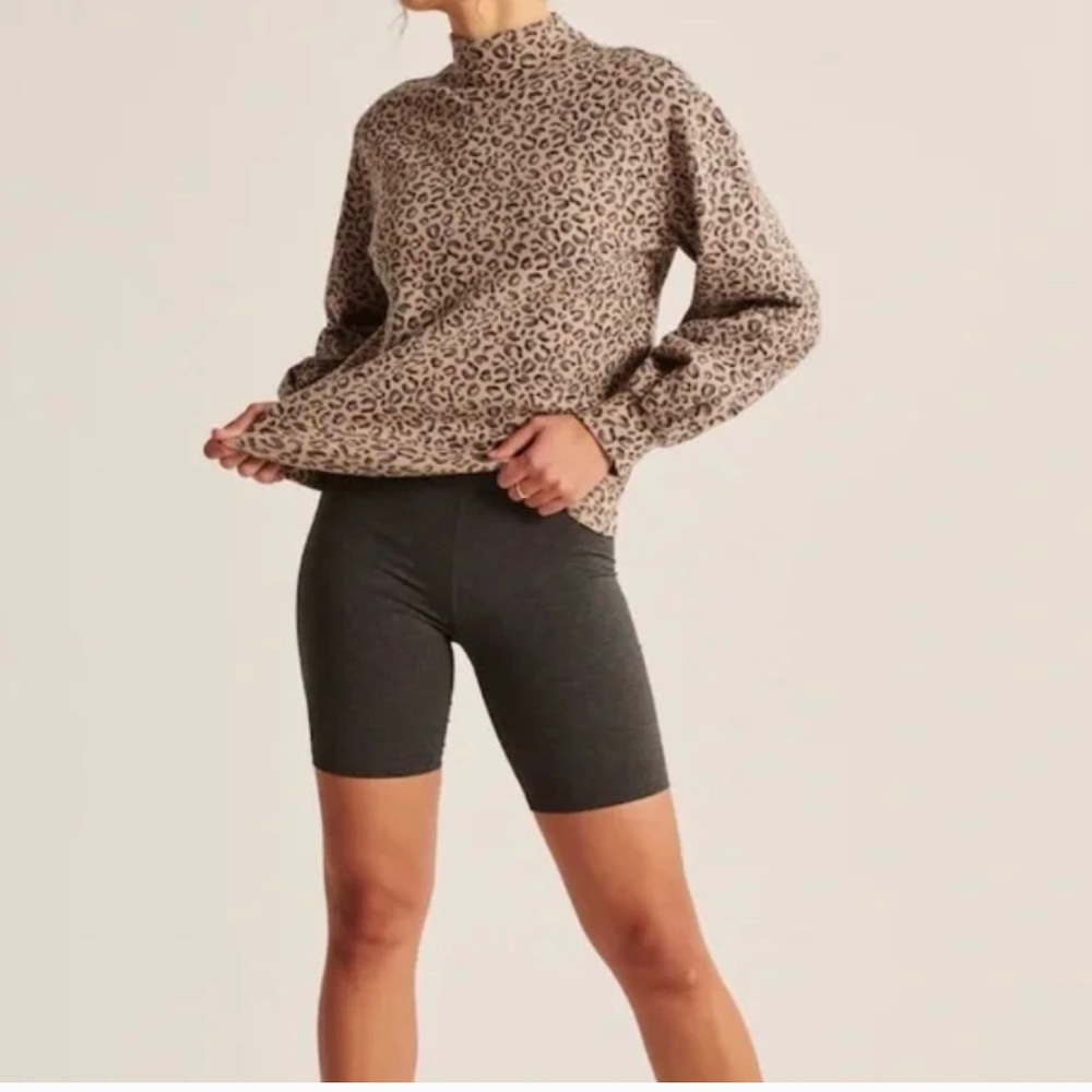 ABERCROMBIE & Fitch Brand New 
leopard print sweatshirt